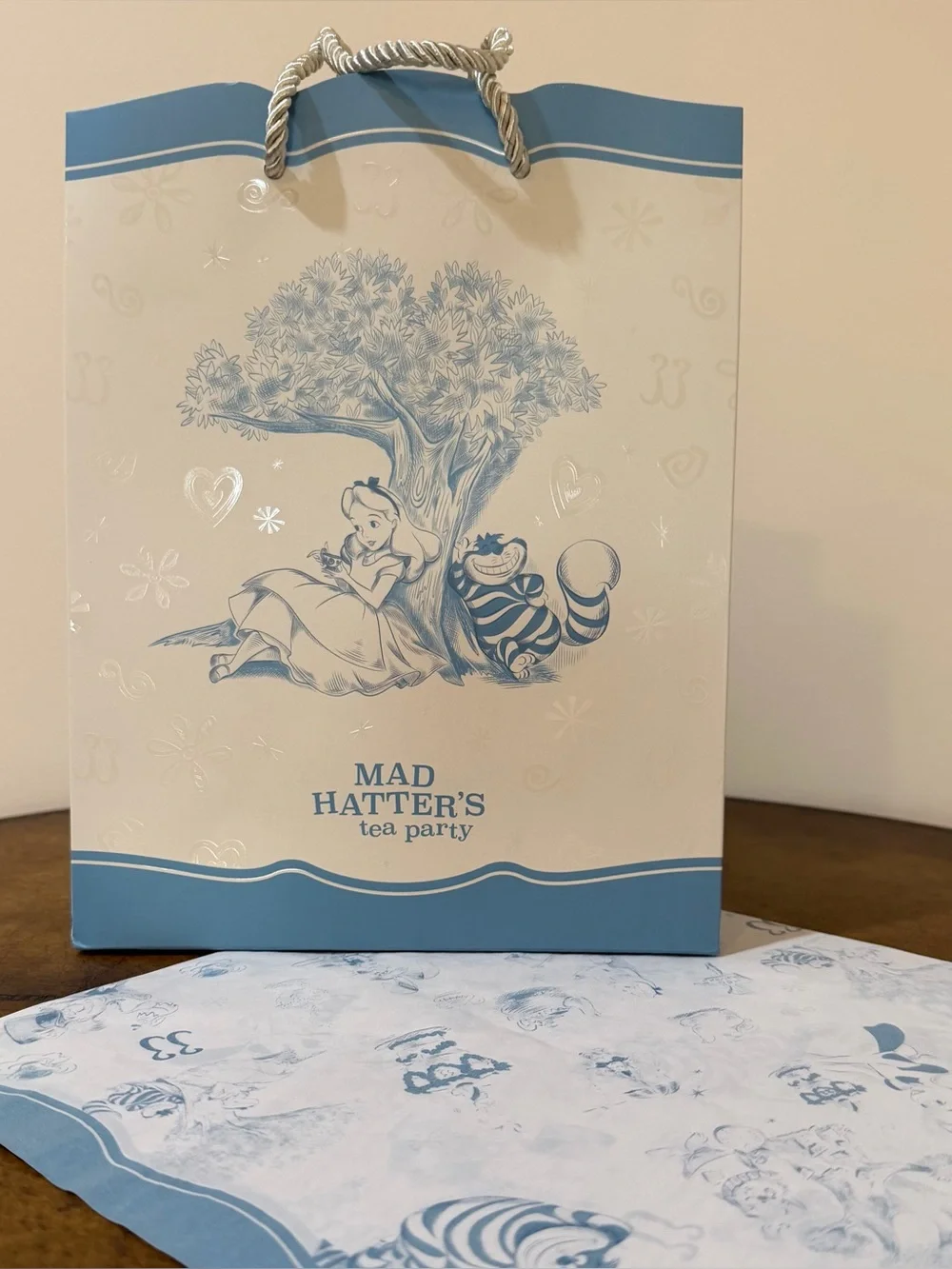 New Disneyland Club 33 Alice In Wonderland Medium Size Gift Bag & Paper Set